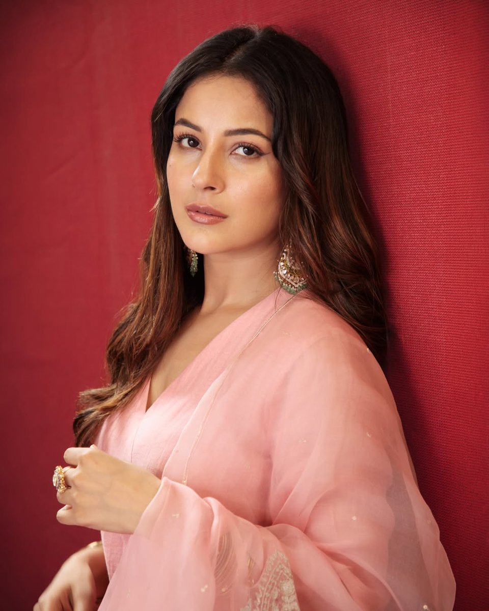 CelebsLine's tweet image. #ShehnaazGill 

celebsline.com/shehnaaz-kaur-…