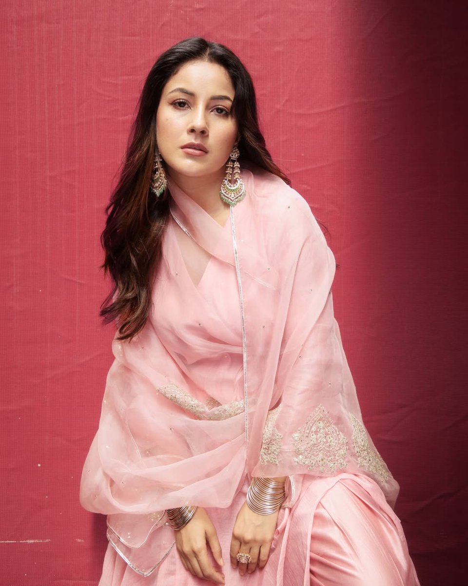 CelebsLine's tweet image. #ShehnaazGill 

celebsline.com/shehnaaz-kaur-…
