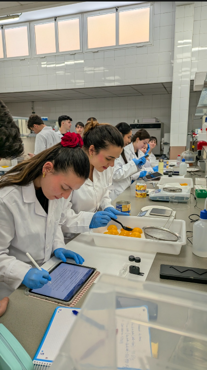 FPUCAM's tweet photo. 🍎Nuestros alumnos de 1º de Dietética realizan controles de calidad de productos en conserva.

🔬¿Todo correcto chicos?🔬

#Daelsalto https://t.co/BwrbwXaW07