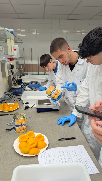 FPUCAM's tweet photo. 🍎Nuestros alumnos de 1º de Dietética realizan controles de calidad de productos en conserva.

🔬¿Todo correcto chicos?🔬

#Daelsalto https://t.co/BwrbwXaW07