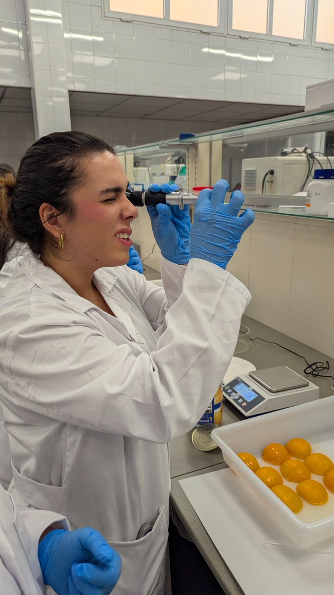FPUCAM's tweet photo. 🍎Nuestros alumnos de 1º de Dietética realizan controles de calidad de productos en conserva.

🔬¿Todo correcto chicos?🔬

#Daelsalto https://t.co/BwrbwXaW07