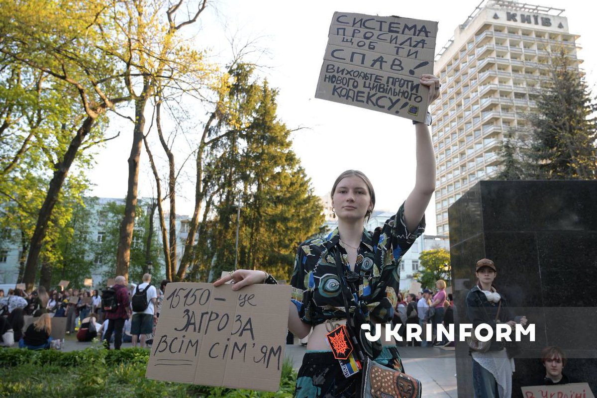 UKRINFORM's tweet photo. ⚡️ У Києві прямо зараз проходить акція проти нового Цивільного кодексу

📸 Укрінформ https://t.co/1SPmmV0Ben
