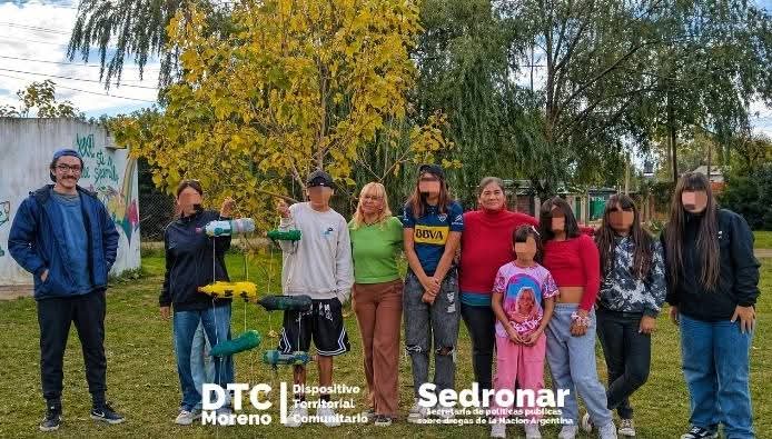 DiatMoreno's tweet image. TALLER DE RECICLADO Y MANUALIDADES 

En Casa Joven culminamos con la decoración de las botellas para transformarlas en #almácigos.
Gracias a los usuarios del taller del B° Anderson, Cuartel V.

#Estamos 
Secretaría de Cultura, Educación y Deporte del Municipio de Moreno 
SEDRONAR