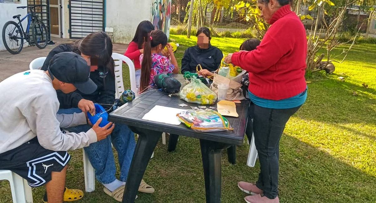 DiatMoreno's tweet image. TALLER DE RECICLADO Y MANUALIDADES 

En Casa Joven culminamos con la decoración de las botellas para transformarlas en #almácigos.
Gracias a los usuarios del taller del B° Anderson, Cuartel V.

#Estamos 
Secretaría de Cultura, Educación y Deporte del Municipio de Moreno 
SEDRONAR