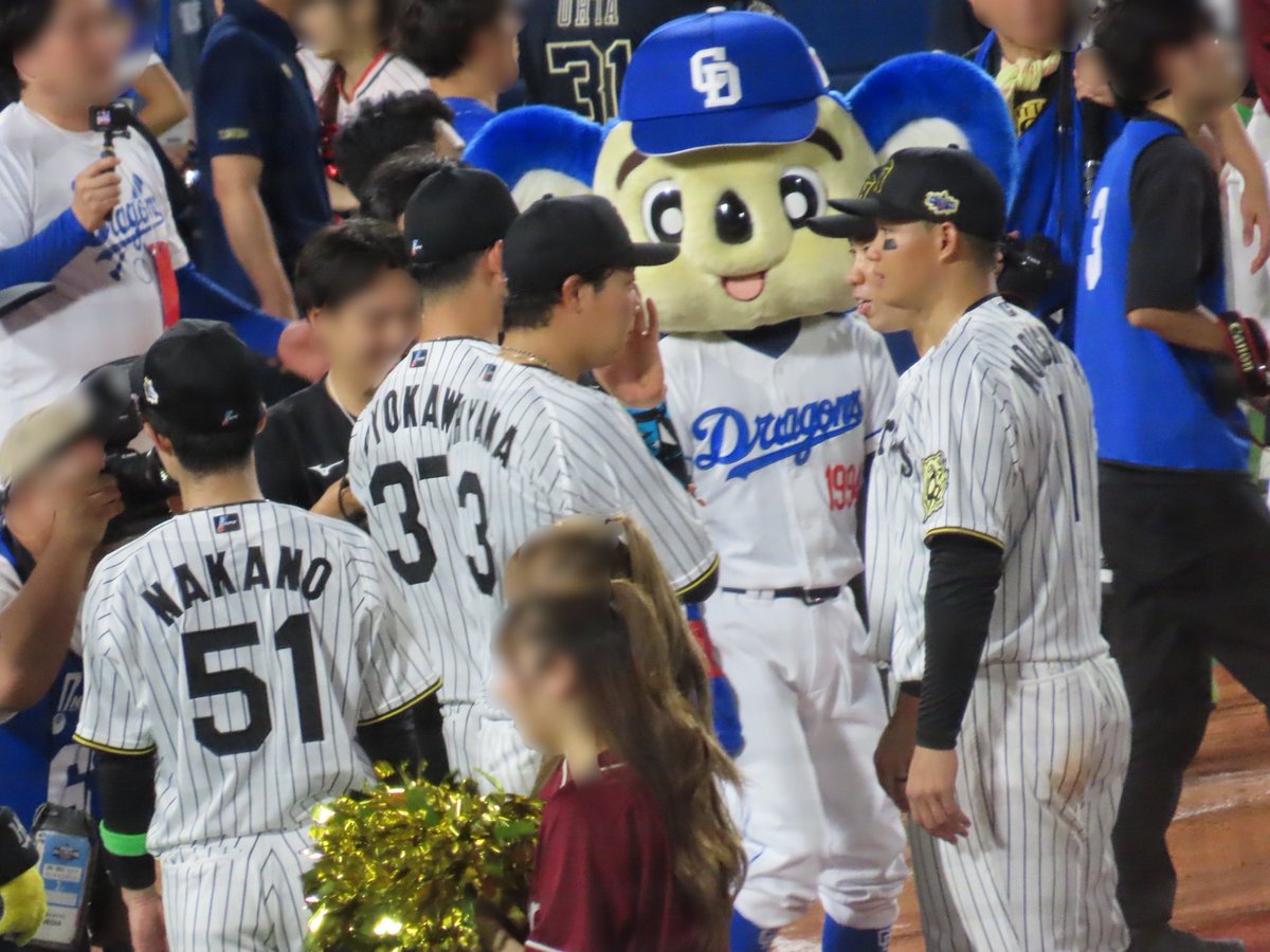 blueeemiii's tweet photo. 去年のオールスターで撮った写真を見てたら…
タイガースの選手の間からドアラさん https://t.co/a9cBRJaBAh