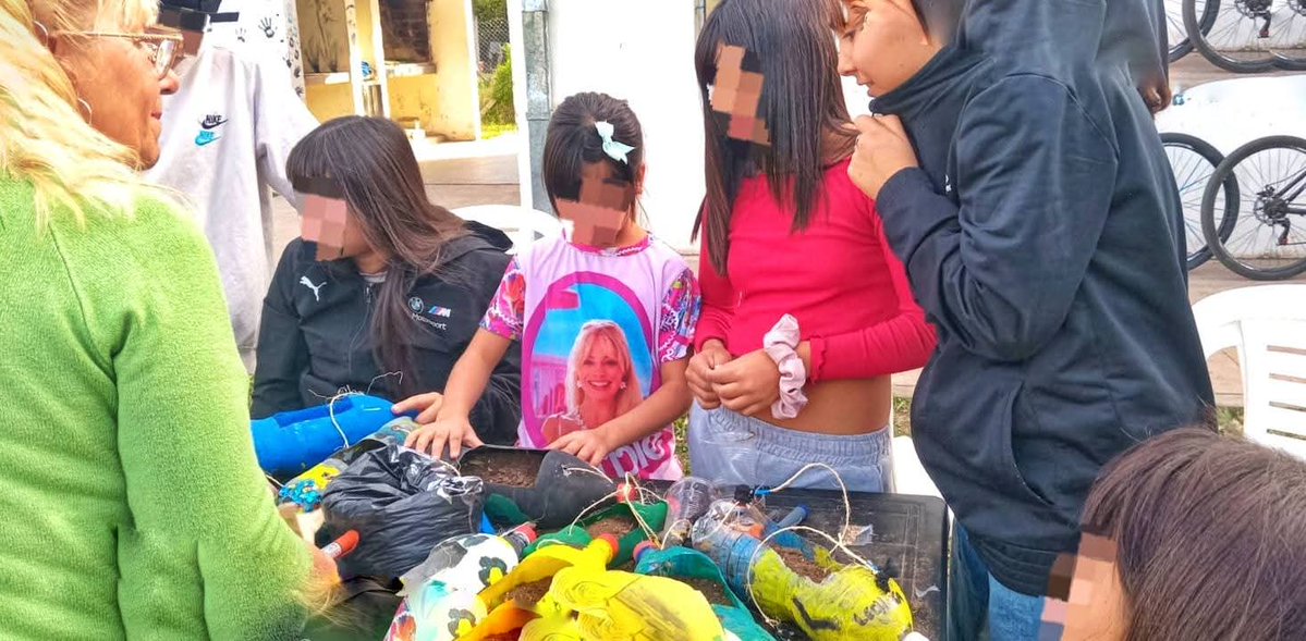 DiatMoreno's tweet image. TALLER DE RECICLADO Y MANUALIDADES 

En Casa Joven culminamos con la decoración de las botellas para transformarlas en #almácigos.
Gracias a los usuarios del taller del B° Anderson, Cuartel V.

#Estamos 
Secretaría de Cultura, Educación y Deporte del Municipio de Moreno 
SEDRONAR