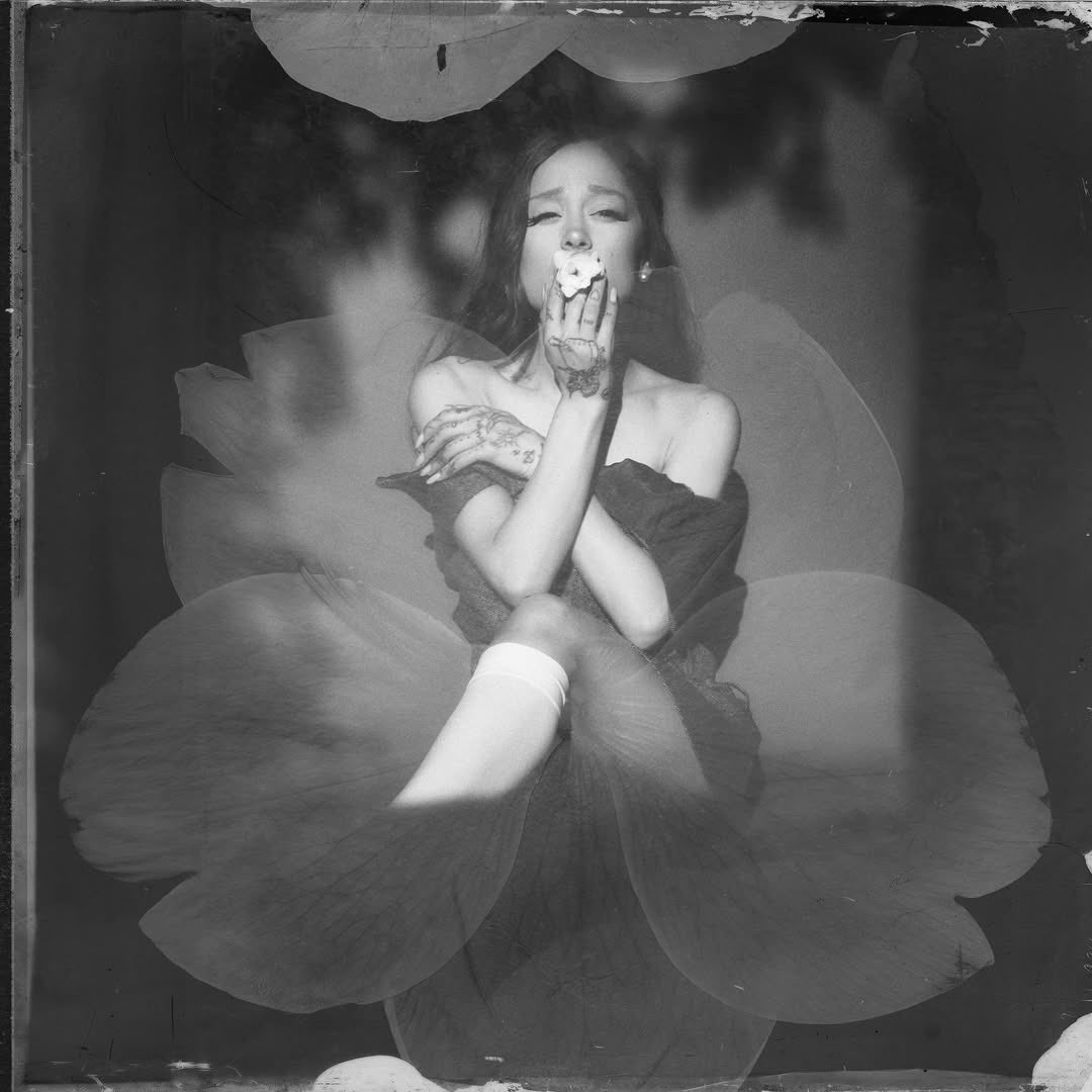 TeamArianaBE's tweet image. #PHOTOS: Nouvelles photos d’Ariana pour son album « petal »