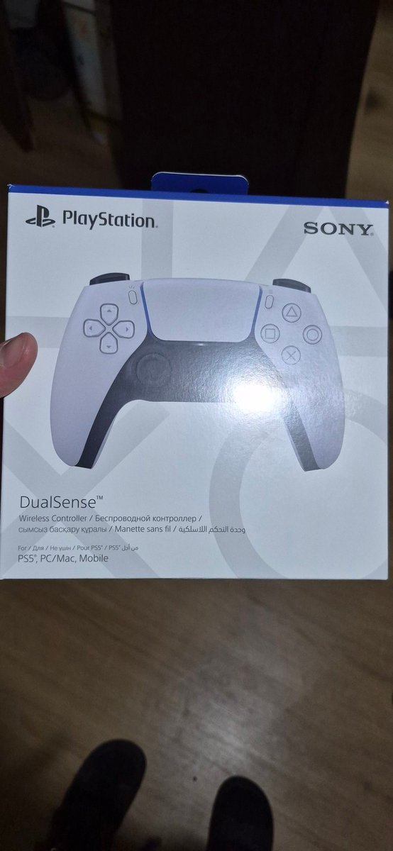Bugrasea's tweet photo. @n11official  ps5 kolu alallyım dedik. Kaçak malı göndermişsiniz. Direkt geri iade yaptım.  N11 uygulamasını silmemek için zor duruyorum. https://t.co/QNhczW1bSp