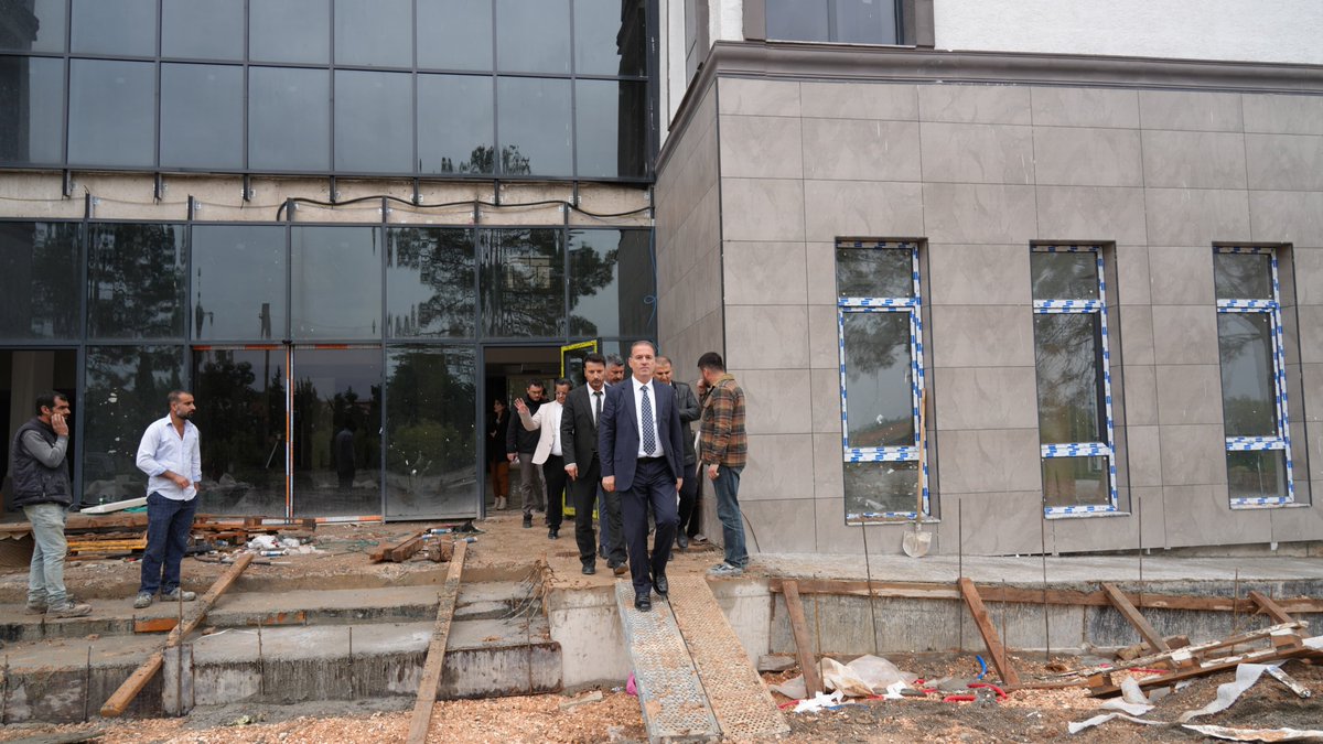 İl Millî Eğitim Müdürümüz Sayın Ali Tosun, yapımı devam eden ve kısa süre sonra hizmete açılacak olan Samsat Öğretmenevi inşaatında incelemelerde bulundu. 

Çalışmaların son durumu hakkında teknik ekipten bilgi alan Müdürümüze, Samsat İlçe Millî Eğitim Müdürümüz Abdullah Akın