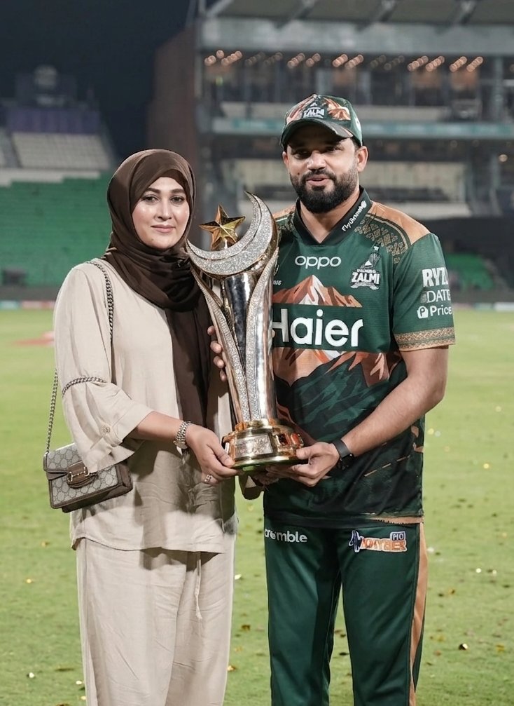 ShowbizAndNewz's tweet image. Beautiful Couple ❤️ Cricketer #AzharAli with his wife after winning the #PSL11 #PSLFinal