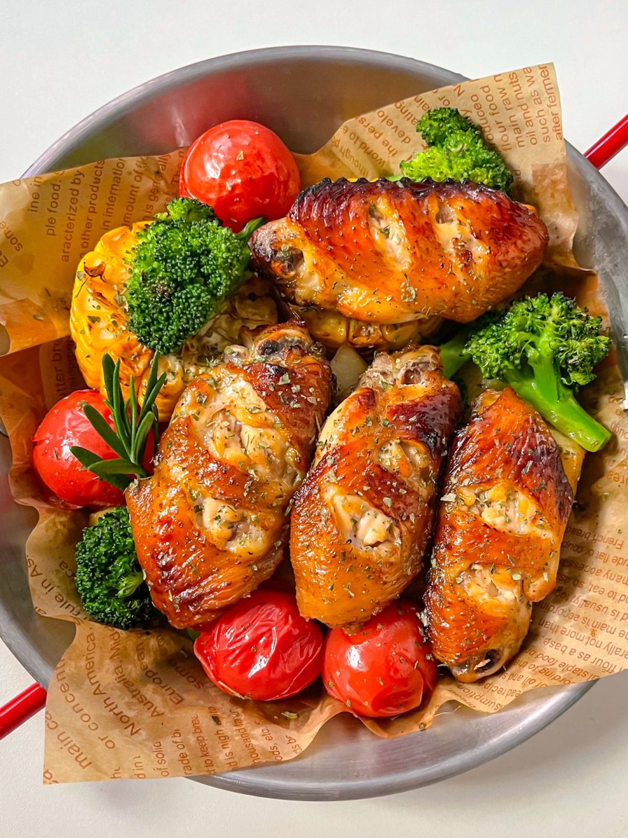 ThatoStott's tweet photo. Swap junk for fuel! Grilled chicken + quinoa + roasted veggies = 300kcal, 25g protein u0026 10g fiber. Your post-workout win.  #FitMeal #LeanEating https://t.co/Q3ys0xiTgv
