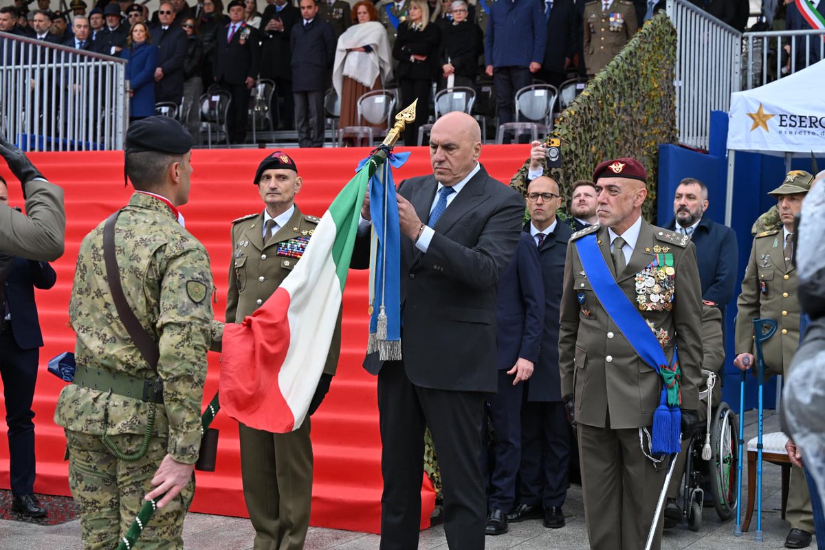 SM_Difesa's tweet photo. 📍 L’Aquila

Il Capo di #SMD Gen. Luciano #Portolano ha partecipato alla cerimonia per il 165° anniversario della costituzione dell’#EsercitoItaliano, alla presenza del Ministro della Difesa @GuidoCrosetto, del Sottosegretario Sen. Isabella Rauti, del Capo di SME Gen. C.A. Carmine Masiello e delle Autorità civili e militari.

🇮🇹 Un anniversario che richiama il valore di una Forza Armata da sempre al servizio del Paese: nella difesa del territorio, nelle emergenze, nelle missioni internazionali e accanto alle comunità nei momenti più difficili.

💬“La democrazia, la stabilità e la pace non sono conquiste definitive. Non si ereditano per sempre, ma si difendono giorno dopo giorno”.

🗣️Nel suo intervento, il Gen. Portolano ha sottolineato la centralità della componente umana: anche nell’era di droni, satelliti, reti cibernetiche e intelligenza artificiale, nessuna tecnologia potrà sostituire il giudizio, l’empatia e il discernimento morale del Soldato. È proprio questa umanità, unita a professionalità, addestramento, senso dell’onore e attaccamento al Tricolore, che rende il militare italiano riconosciuto e rispettato in Patria e nei teatri operativi.

🪖Da 165 anni, l’Esercito serve il Paese con onore, professionalità e umanità: una Forza Armata radicata nella storia nazionale, proiettata verso le sfide del futuro e sempre accanto agli italiani, ovunque sia chiamata a operare.

Viva l’Esercito Italiano. Viva le #ForzeArmate. Viva l’Italia.

➡️ https://t.co/8ohBqzsr4D