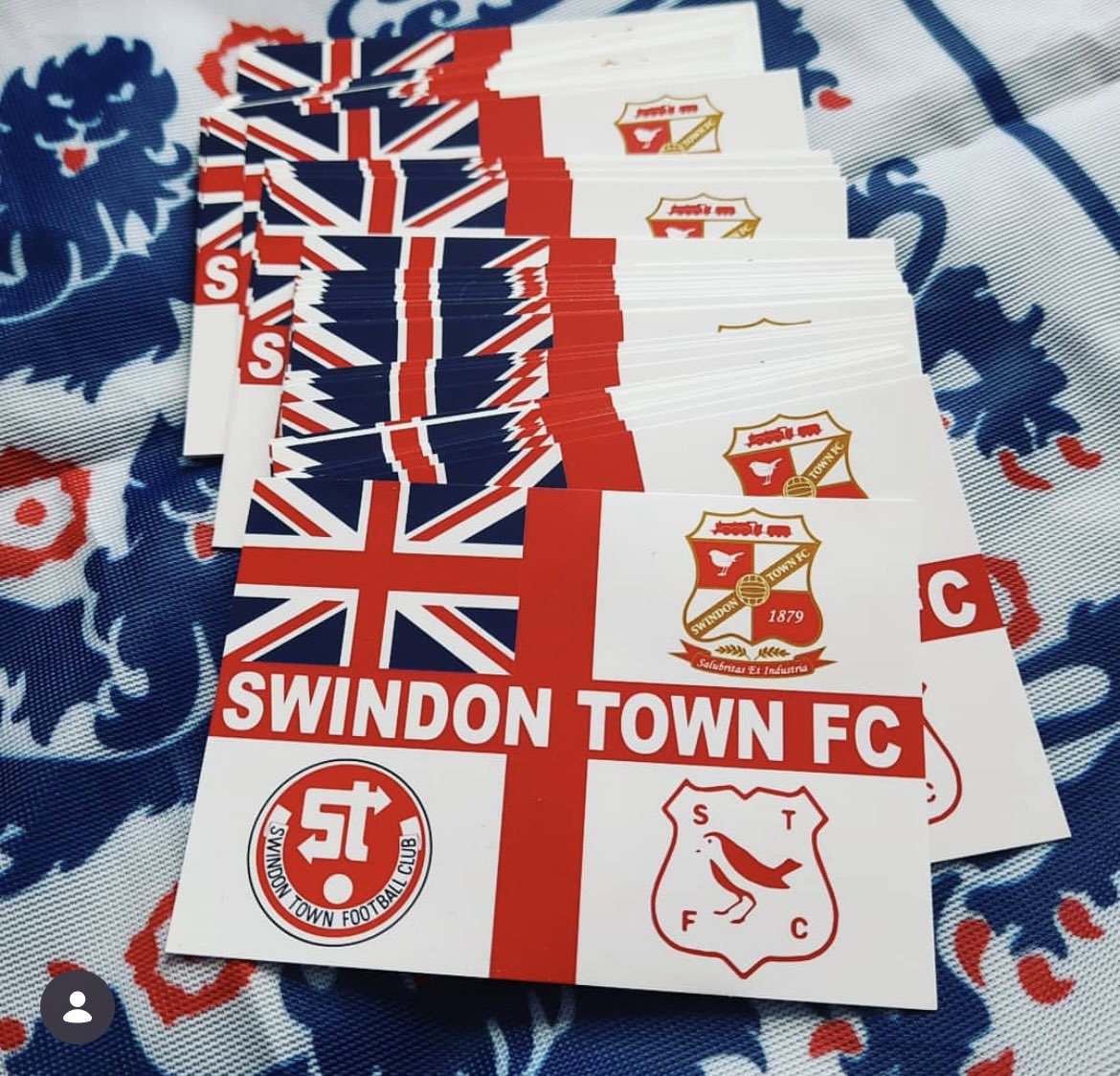 bgdultrasdesign's tweet image. Custom Swindon Stickers and flag ready for the World Cup. 

Leave your mark everywhere you go. 

Prices from ONLY £10 ✅

The best website for designing your products.

Order today 👇

📧support@ultrasdesign.co.uk
🕸️ultrasdesign.co.uk

#ultrasdesign #awaydays #flag #stickers