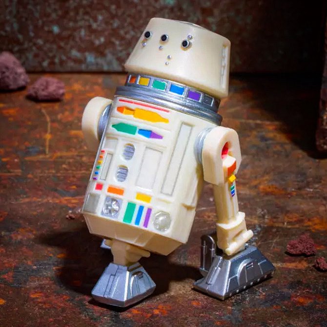bobafettloot's tweet photo. 🔥 REVELACIÓN 🔥
En una galaxia donde todos tienen su lugar… un droide puede ser símbolo de algo mucho más grande.
R5-PR0UD llega a #StarWars #DroidFactory como una celebración de identidad, diversidad y orgullo.
💶 18€
📅 18 junio | 9:00 🇪🇸
👉 @DisneyStoreES https://t.co/JZiMfk782R