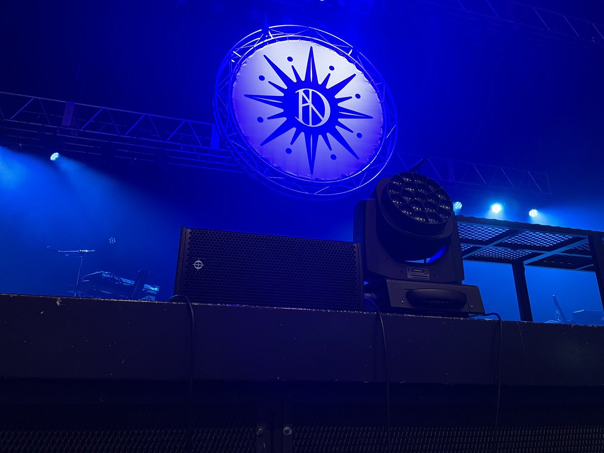 wayatorowayator's tweet photo. GWの最後に最高の思い出。
最前列のほぼ真ん中で伴ちゃんと亮さんの声と音を聴き、目も耳も幸せ😍
終演後のハイタッチでは練りに練った一言が全くライヴと関係なく、
伴ちゃんには「明日から仕事頑張ります😭」と伝えると「ゔぅ〜😭」と一緒に悲しんでくれて笑ってしまった 笑
集合写真バッチリ👍 https://t.co/2beHxOlOZf