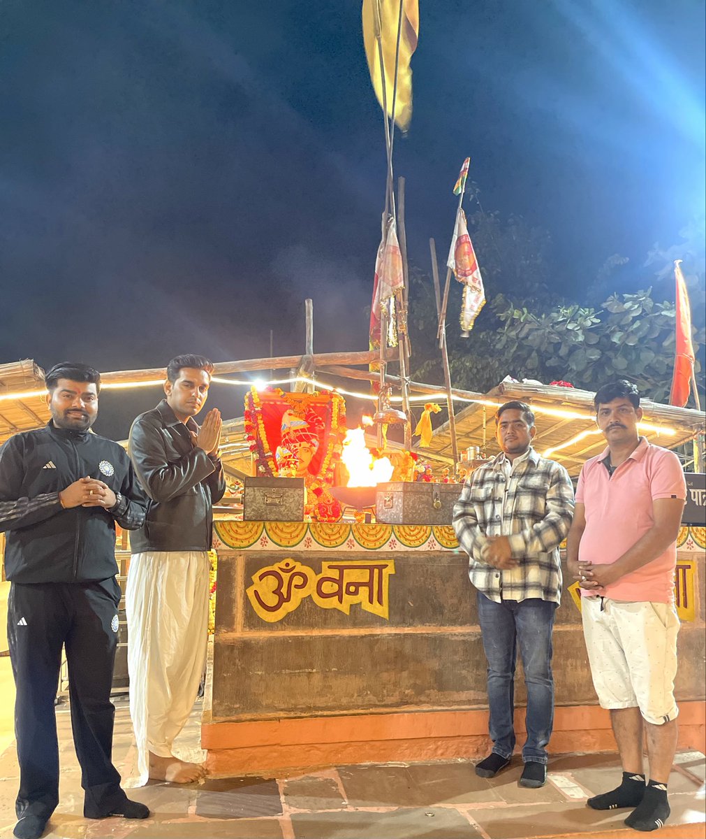 SirDevhari's tweet photo. जन-जन के आराध्य, राजस्थान के पाली जिले के चोटिला गांव के सुप्रसिद्ध देवस्वरूप श्री ओम बन्ना सा जी की जयंती पर समस्त प्रदेशवासियों को हार्दिक शुभकामनाएं।
श्री ओम बन्ना सा जी का आशीर्वाद एवं कृपादृष्टि हम सभी पर सदैव बनी रहें।
#pali #ombanna #chotila https://t.co/CGZj3PgJPh