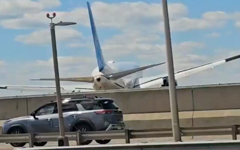 avtalk_asia's tweet image. United Boeing 767 hits truck, light pole on approach to Newark Airport

Read more at:
aerotime.aero/articles/unite…

#AviationTalk #aviationnews #avgeek #aviation #aviationindustry #aviationdaily