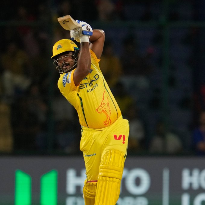 Samson goes on the attack against Kuldeep to bring up a 32-ball fifty and put CSK in the driving seat 👊