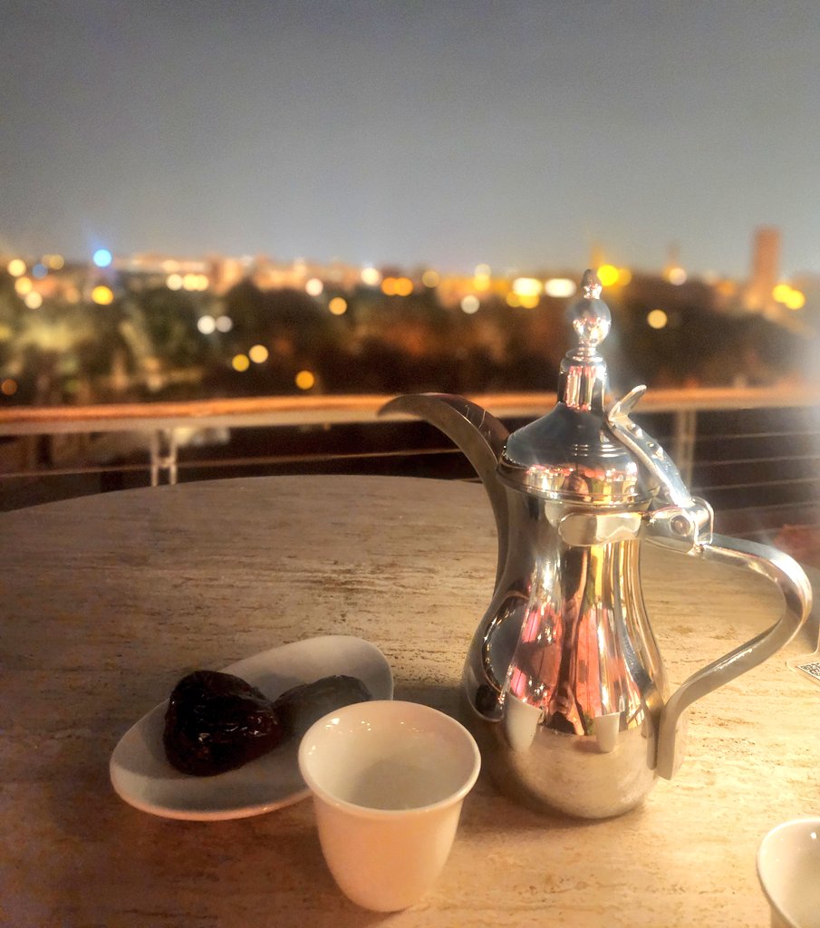 أمضيتُ أيامًا في #الرياض بسبب إغلاق مطار #الكويت… دخلتها(عالقة)، وخرجتُ منها (متعلّقة) بالمملكة وشعبها.
وهذه ليست جملةً عابرة في سيرة سفر، بل بدايةُ فهمٍ أوسع: أن المدن لا تُقاس بحجمها، بل بما تتركه في النفس من طمأنينة، وما تمنحه للإنسان من شعورٍ بأنه لم يبتعد عن بيته وإن ابتعدت