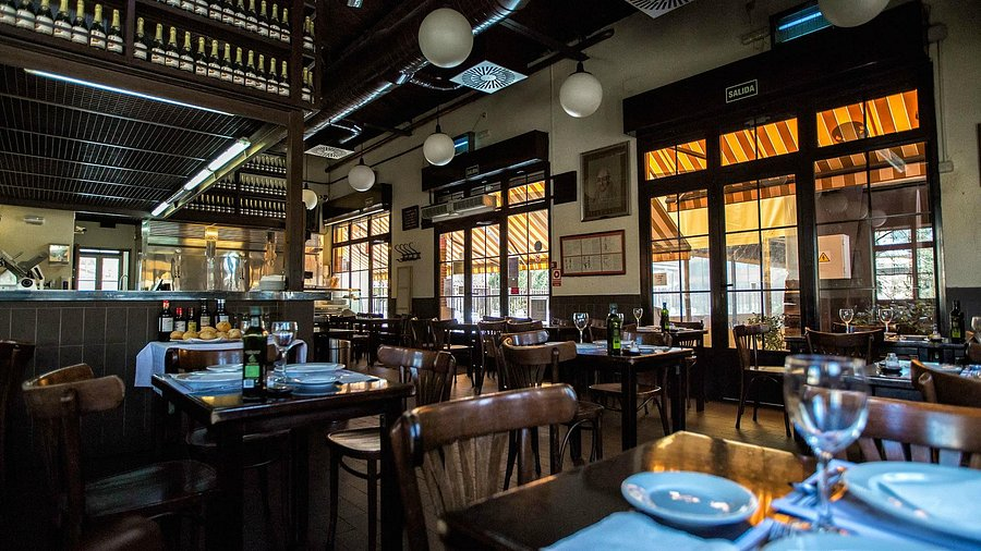 Casa Mingo, Madrid : l’institution depuis 1888 🍗

Ici pas de pots de fleurs pour bloquer l'entrée d'un des plus anciens restaurants de la capitale espagnole, célèbre pour son pollo asado juteux à la braise, servi avec sa sidra maison 🍏

Un trésor national populaire 🇪🇸🔥