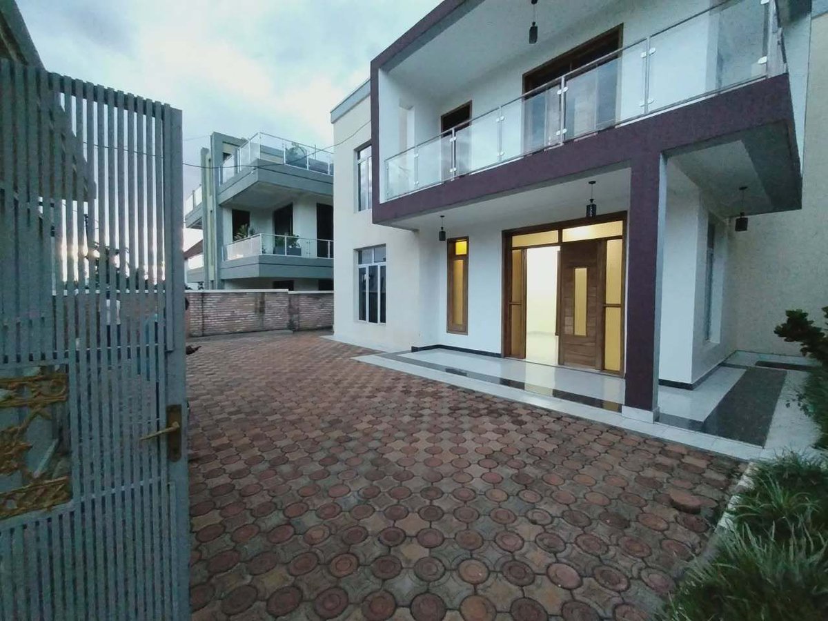 HouseInRwanda's tweet image. 🏠Kigali Beautiful house for sale in Rusororo🆕 

💸Price: 220,000,000 RWF /sale
🛏️Bedrooms: 5
🛀Bathrooms: 3
🛋️Enough Parking Space

For further details:👇houseinrwanda.com/property/sale/…

#house #sale #kigali