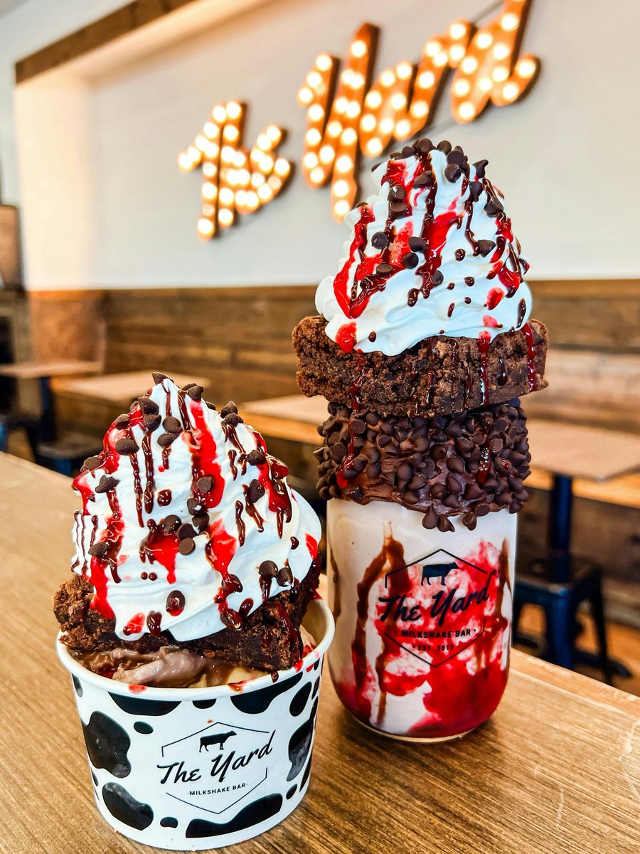 theyardMB's tweet photo. 𝗖𝗵𝗼𝗰𝗼𝗹𝗮𝘁𝗲 𝗦𝘁𝗿𝗮𝘄𝗯𝗲𝗿𝗿𝘆 𝗦𝘄𝗶𝗿𝗹...
the kind of dessert you have to stop and stare at before digging in 👀🤤🍓 

*Here for May only!
#ChocolateStrawberrySwirl #MaySpecial #TheYardMilkshakeBar https://t.co/GyGTHGPWnu