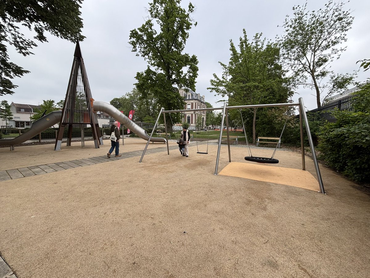 Lille_en_commun's tweet photo. 🌿Inauguration de l’extension du Square des Mères à #Fives par @Martin_davidb & @standendievel1 :
➕60 % d’espace
➕321 arbres
➡️830 m² de jardin pédagogique
➡️1 650 m² de jardins familiaux
➡️une aire de jeux inclusive
↪️Un lieu plus vert & plus inclusif. #Lilledurable https://t.co/uA348ag9yg