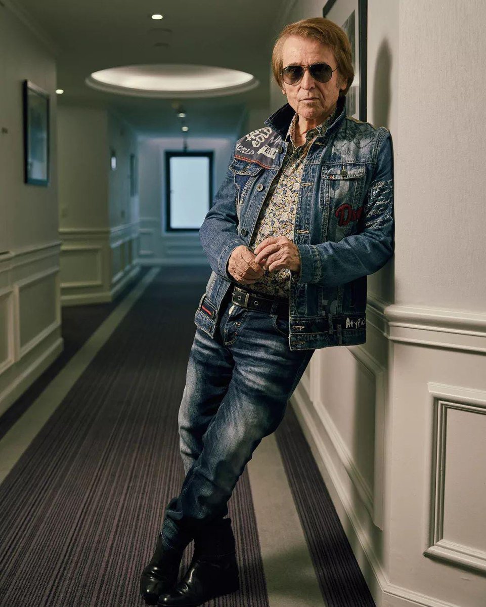 DanielMartnRome's tweet photo. #FelizCumpleRaphael @RAPHAELartista https://t.co/w7YmL05hJ0