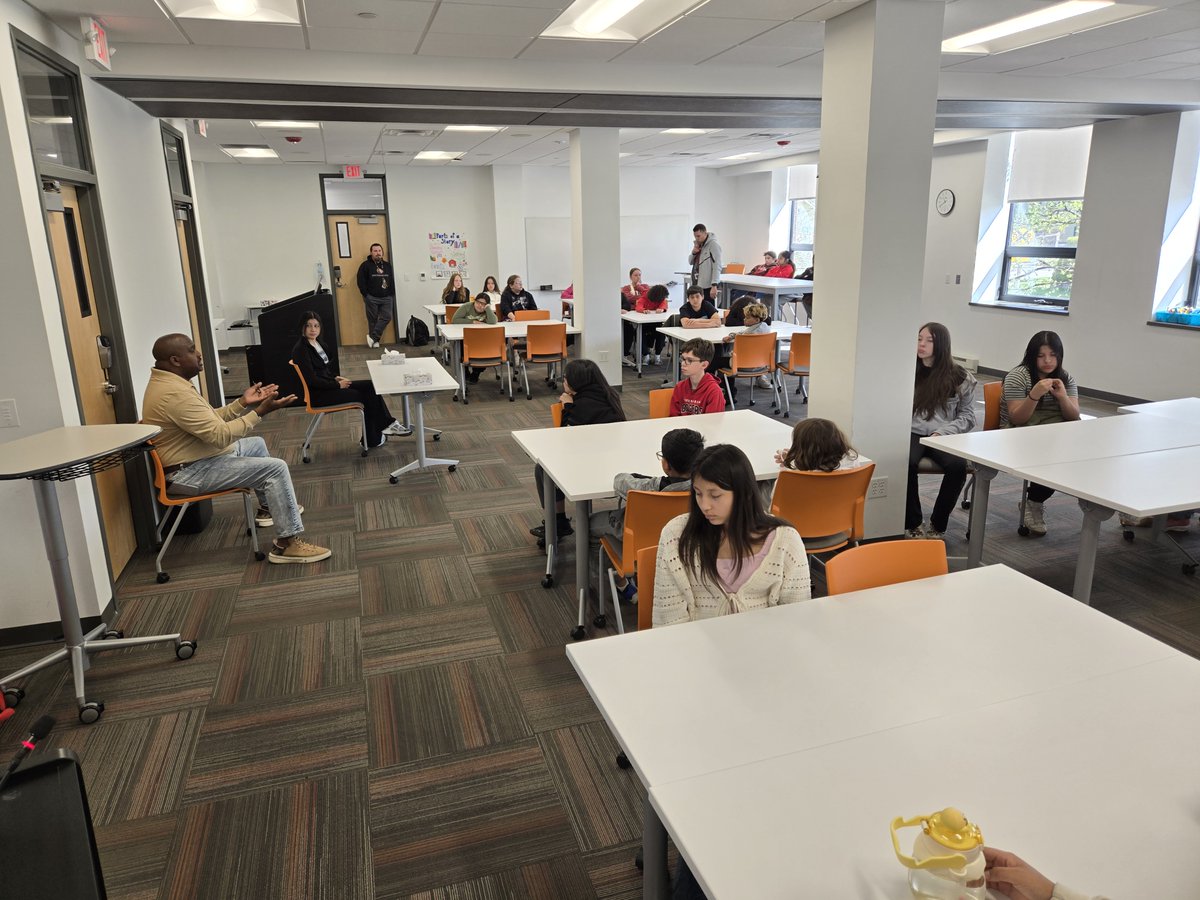 ICSMilwaukee's tweet photo. 6th Graders took their annual field trip to Carroll University and had a wonderful time touring the campus. We hope you enjoy these photos of their trip! #ICSEagles https://t.co/ylUPGrJ5yM