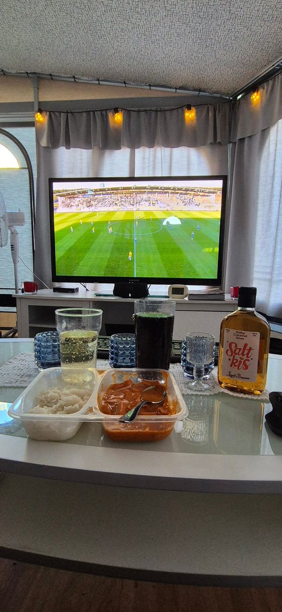 Match i husvagnen, mat, cider, grogg och shot.

Nu kör vi Peking! 🤍 💙