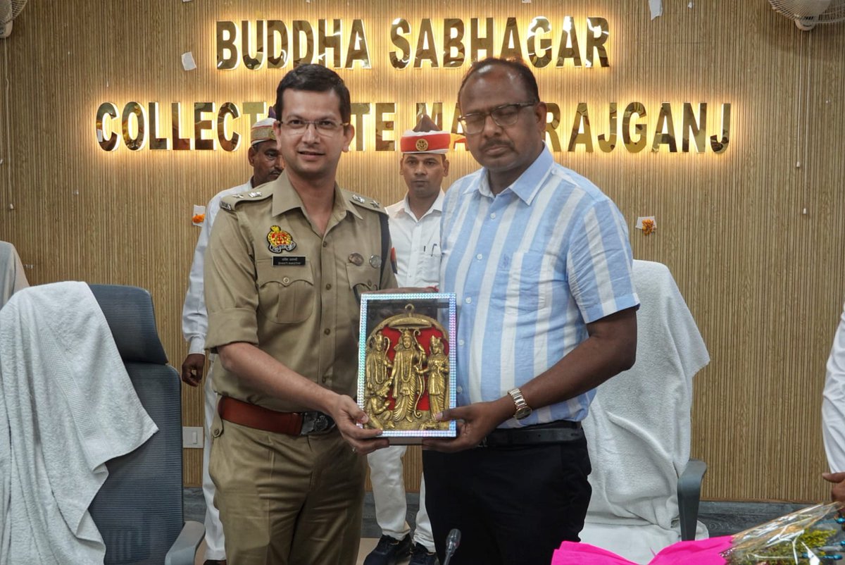 DmMaharajganj's tweet photo. आज जिलाधिकारी श्री @santosharmaIAS को उनके फिरोजाबाद जनपद स्थानांतरण पर कलेक्ट्रेट सभागार में भावभीनी विदाई दी गई! https://t.co/7a8SL8err6