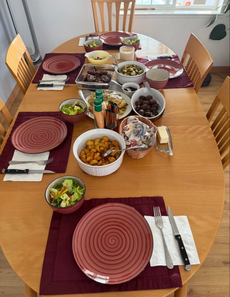 Freyasun366's tweet image. A dinner party at a friend's house. There were meat patties, chicken breasts, mushrooms, potatoes and roasted Brussels sprouts. It was absolutely delicious! #Party #Barbecue #Dinner #Food