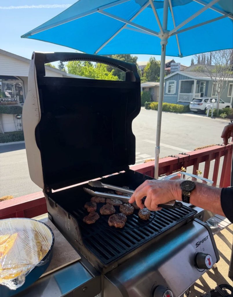 Freyasun366's tweet image. A dinner party at a friend's house. There were meat patties, chicken breasts, mushrooms, potatoes and roasted Brussels sprouts. It was absolutely delicious! #Party #Barbecue #Dinner #Food