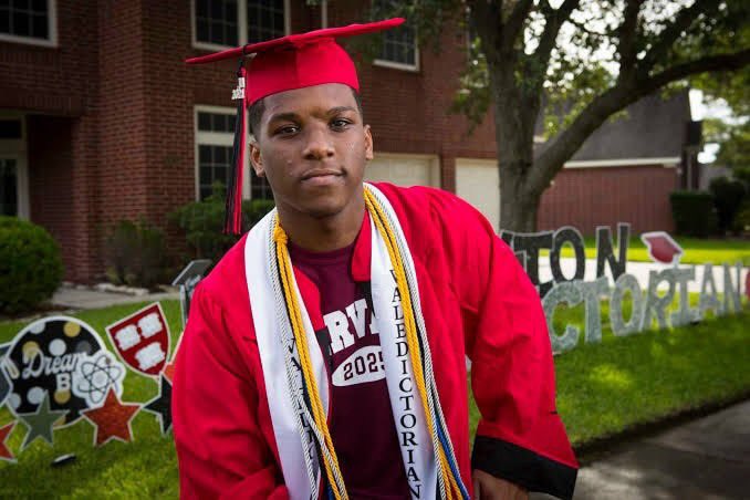 Meet Da’Vion Tatum , the first Black male valedictorian in the history of Westfield High School in Houston, Texas. This brilliant young scholar graduated as valedictorian, earned nearly $750,000 in scholarships, and headed to Harvard University (where he recently graduated with a