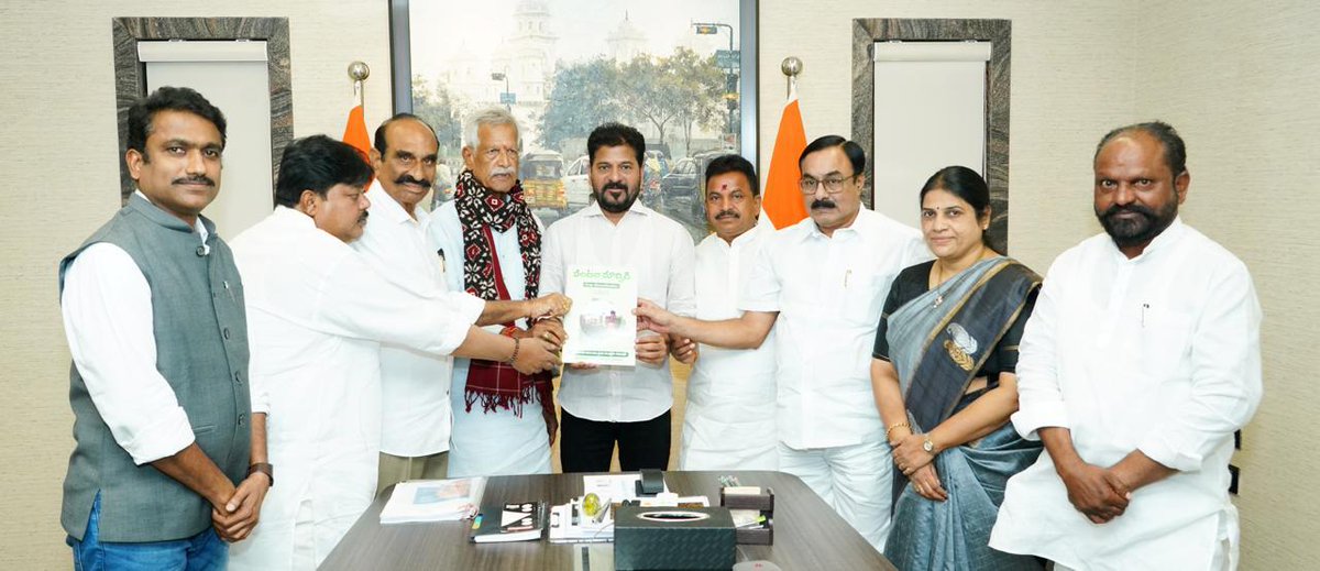 revanth_anumula's tweet photo. రైతు కమిషన్ చైర్మన్ శ్రీ కోదండ‌రెడ్డి, క‌మిష‌న్ సభ్యులు కలిశారు. పంట మార్పిడి పై వారు రూపొందించిన నివేదిక అందజేశారు. 

రాష్ట్రంలో పంట మార్పిడి పైన ప్రభుత్వం సమగ్ర చర్చ జరపాలని భావిస్తోంది. పంట మార్పిడి పైన అసెంబ్లీ లో ప్రత్యేక చర్చ ఏర్పాటు చేస్తాం. మ‌రింత అధ్య‌య‌నం చేసి నిర్మాణాత్మ‌క సూచ‌న‌ల‌తో ముందుకు రావాలని వారిని కోరాను. ఈ సమావేశంలో మంత్రి శ్రీ వాకిటి శ్రీహరి పాల్గొన్నారు.

#RythuCommission  #AgriculturePolicy #FarmerWelfare #SustainableFarming #AgriDevelopment #TelanganaFarmers