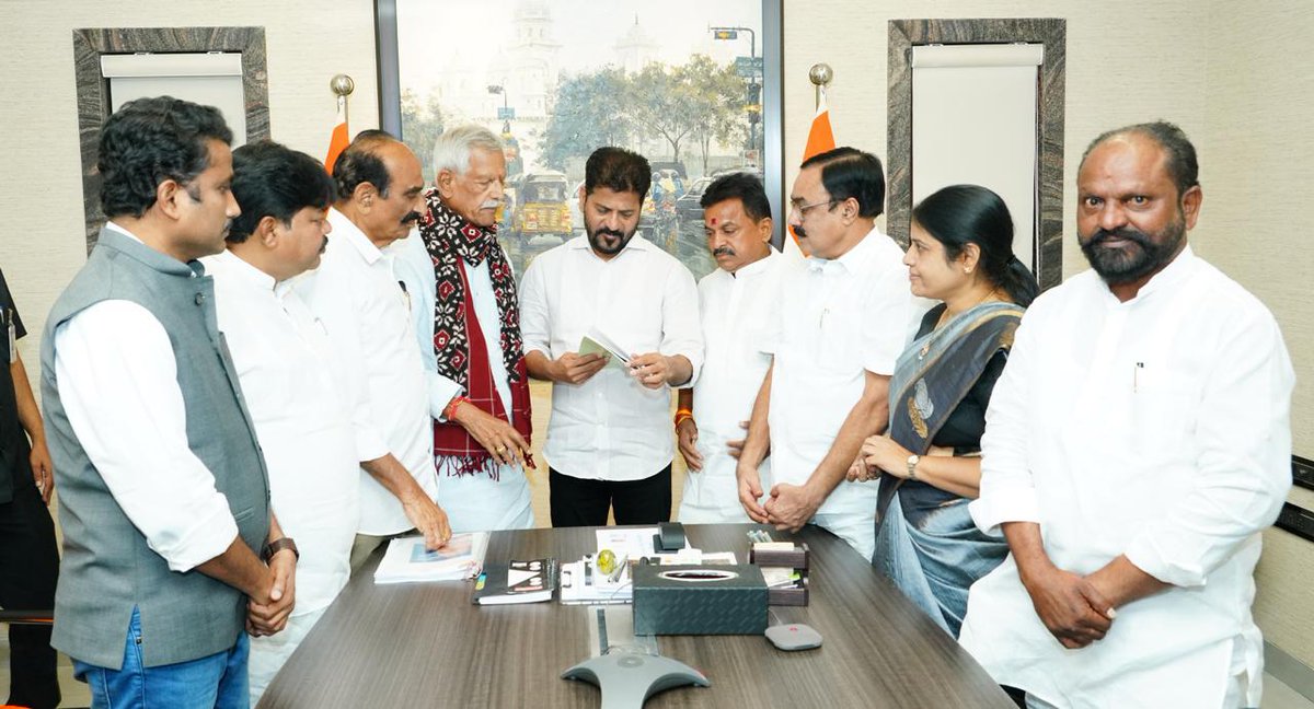 revanth_anumula's tweet photo. రైతు కమిషన్ చైర్మన్ శ్రీ కోదండ‌రెడ్డి, క‌మిష‌న్ సభ్యులు కలిశారు. పంట మార్పిడి పై వారు రూపొందించిన నివేదిక అందజేశారు. 

రాష్ట్రంలో పంట మార్పిడి పైన ప్రభుత్వం సమగ్ర చర్చ జరపాలని భావిస్తోంది. పంట మార్పిడి పైన అసెంబ్లీ లో ప్రత్యేక చర్చ ఏర్పాటు చేస్తాం. మ‌రింత అధ్య‌య‌నం చేసి నిర్మాణాత్మ‌క సూచ‌న‌ల‌తో ముందుకు రావాలని వారిని కోరాను. ఈ సమావేశంలో మంత్రి శ్రీ వాకిటి శ్రీహరి పాల్గొన్నారు.

#RythuCommission  #AgriculturePolicy #FarmerWelfare #SustainableFarming #AgriDevelopment #TelanganaFarmers