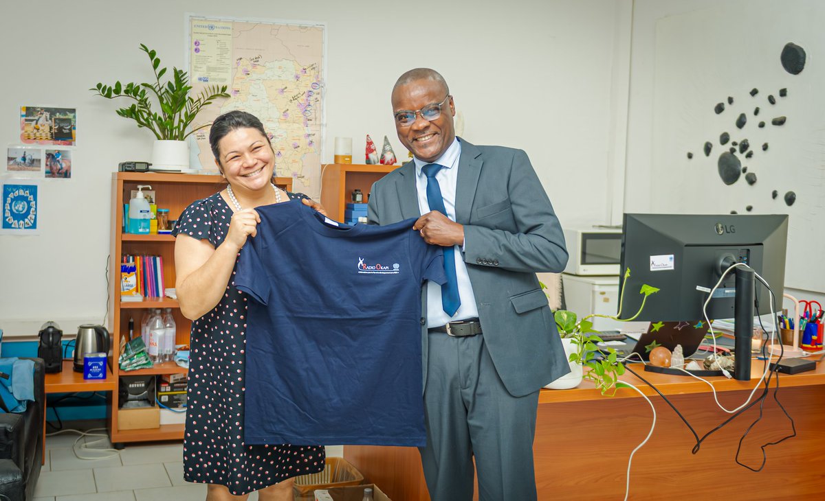 UNFPARDC's tweet photo. 𝗘𝗻 𝗽𝗹𝘂𝘀 𝗱𝗲 𝗹’𝗲𝗻𝗴𝗮𝗴𝗲𝗺𝗲𝗻𝘁 𝗶𝗻𝘁𝗲́𝗴𝗿𝗮𝗹 𝗱𝗲 𝗹𝗮 𝗠𝗢𝗡𝗨𝗦𝗖𝗢 𝗲𝘁 𝗱𝘂 𝗦𝘆𝘀𝘁𝗲̀𝗺𝗲 𝗱𝗲𝘀 𝗡𝗮𝘁𝗶𝗼𝗻𝘀 𝗨𝗻𝗶𝗲𝘀 𝗲𝗻 𝗥𝗗𝗖, 𝗥𝗮𝗱𝗶𝗼 𝗢𝗸𝗮𝗽𝗶 𝘀𝗲 𝗽𝗼𝘀𝗶𝘁𝗶𝗼𝗻𝗻𝗲 𝗱𝗮𝗻𝘀 𝘂𝗻𝗲 𝗺𝗶𝘀𝘀𝗶𝗼𝗻 𝗱’𝗮𝗽𝗽𝘂𝗶 𝗽𝗲́𝗱𝗮𝗴𝗼𝗴𝗶𝗾𝘂𝗲 𝗲𝗻 𝗳𝗮𝘃𝗲𝘂𝗿 𝗱𝗲 𝗹𝗮 𝗿𝗲́𝘂𝘀𝘀𝗶𝘁𝗲 𝗱𝘂 𝗥𝗚𝗣𝗛𝟮

Dans le respect de son indépendance éditoriale, la radio onusienne s’engage mettre sa vocation de service public à la disposition de toutes les parties prenantes du processus et contribuer à les engager pour son effectivité. En recevant ce jour une délégation de UNFPA conduite par son Représentant Résident Alain A. Akpadji, la Directrice de Radio Okapi, Ms Joyce Fernandes de Pina s’est attelée à la définition d’indicateurs de performance commun qui permettra à la Radio de combler les gaps communicationnels qui pourraient intervenir pendant le processus.
Radio Okapi s’engage à :

🟠 Mettre plus de 200 radios partenaires au service de l’éducation civique et de la mobilisation communautaire en faveur du RGPH-2
🟠 Produire et diffuser des contenus de service public pour accompagner chaque étape du Recensement.
🟠 Prêter main forte à la cascade de formation des journalistes aussi à Kinshasa, au niveau des province que dans les 145 territoires de la RDC
🟠 Réactiver les réseaux de prestataires pour réussir une campagne multimédia au service du RGPH-2

#Récensement #Population #Habitat #RDC
@ONURDCongo @MONUSCO @radiookapi @PlanRdc