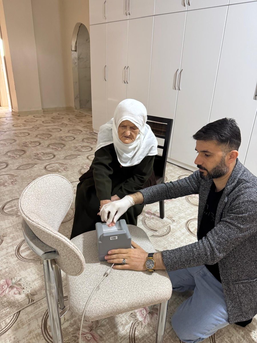 NufusSilvan's tweet photo. #AdresteNüfusHizmeti kapsamında rahatsızlığı nedeniyle zaman ve mekana bakılmaksızın 1950 doğumlu Şemsihan teyzemizin TCKK müracaatını  alarak, Kendisine sağlıklı ömürler dileriz.
#HayatınızınHerAnında 
@cagriavci_ @osmanoguzeksi1 @TCNufus @diyarbakir_nvi @SilvanKaymakam https://t.co/4PX7bJKXjN