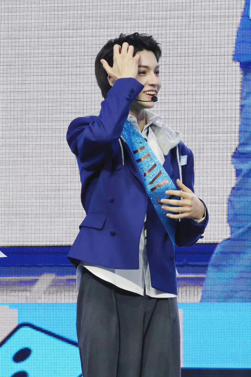 นักเรียนชาร์ลี เมื่อไหร่จะหยุดน่ารักนะ 🥺

📸   ©  苹果茶哩_

🔗 weibo.com/6782832743/529…

#SMTR25 #CHARLIE #CHARLIEMULLIS #찰리 #GraduationSeoul #SMTR25_FM_TOUR_GraduationTrip