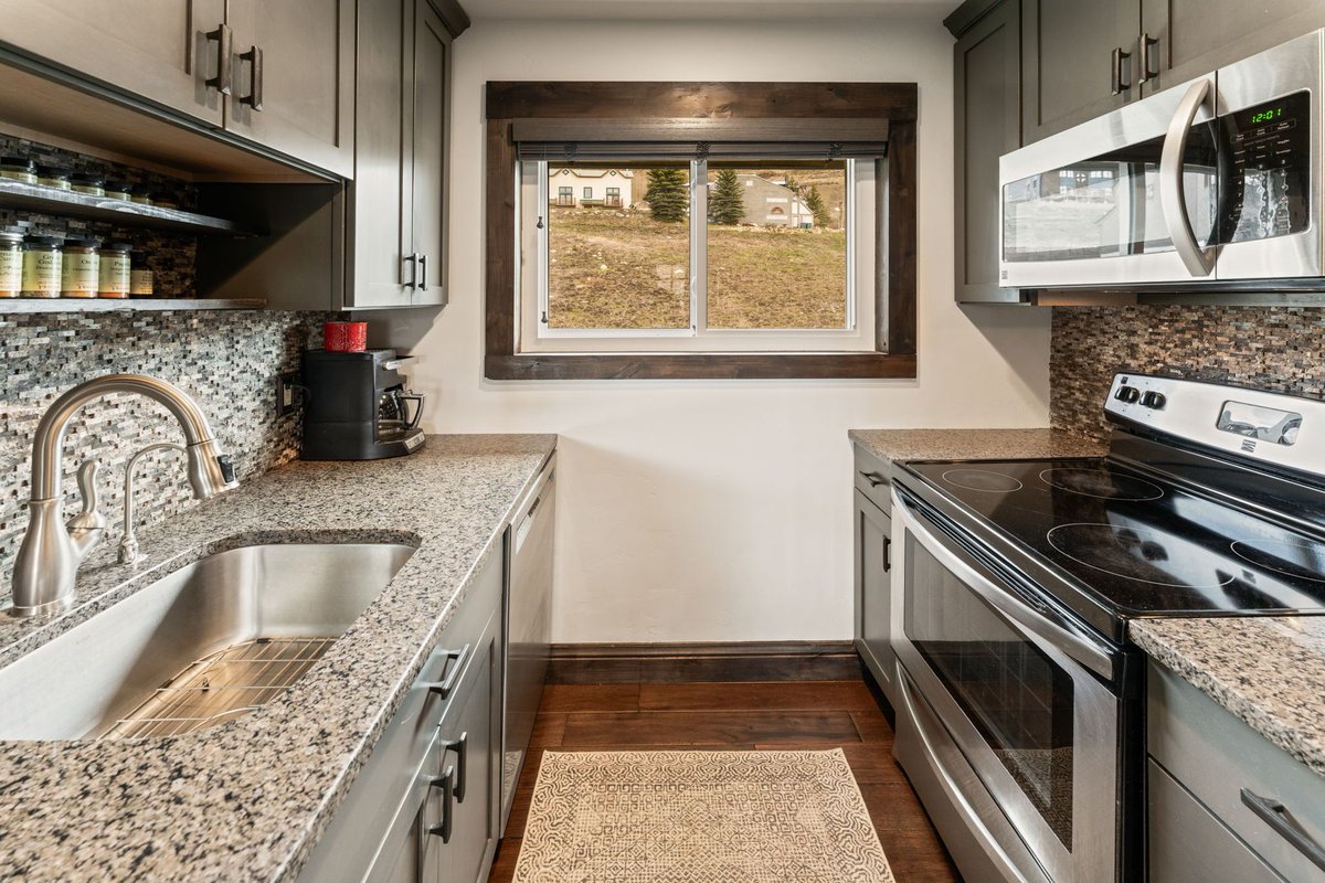 FrankKonsella's tweet photo. #crestedbutte  Beautifully remodeled  3/2 condo, just listed, with low HOA dues- don't miss this one! https://t.co/De8eSjSrZD https://t.co/eROONibzpu