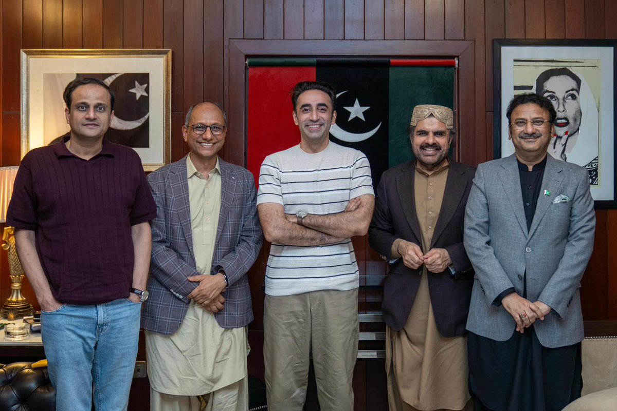 MediaCellPPP's tweet photo. کراچی: پاکستان پیپلزپارٹی کے چیئرمین بلاول بھٹو زرداری سے سندھ حکومت میں محکمہ بلدیات کے وزیر سید ناصر حسین شاہ، محنت و سماجی تحفظ کے وزیر سعید غنی، امور داخلہ کے وزیر ضیاء لنجار اور کراچی کے میئر مرتضی وہاب نے بلاول ہاؤس میں ملاقات کی جس میں اپنے محکموں کی کارکردگی سے متعلق بریفنگ دی۔
@BBhuttoZardari