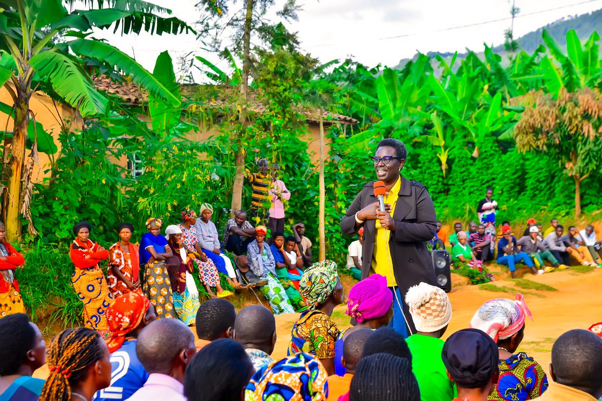 Muhangadis's tweet photo. 1/2
Mu Tugari twose; hateranye #Inteko z’abaturage, barebera hamwe ingingo zitandukanye zigamije iterambere ry’ubukungu n’imibereho myiza yabo, ndetse hanatangizwa urubuga https://t.co/I49RMT9rSz ruzajya rufasha abaturage kugeza ibibazo byabo ku buyobozi bidasabye kujya ku Biro. https://t.co/IdxMK8Gk4S