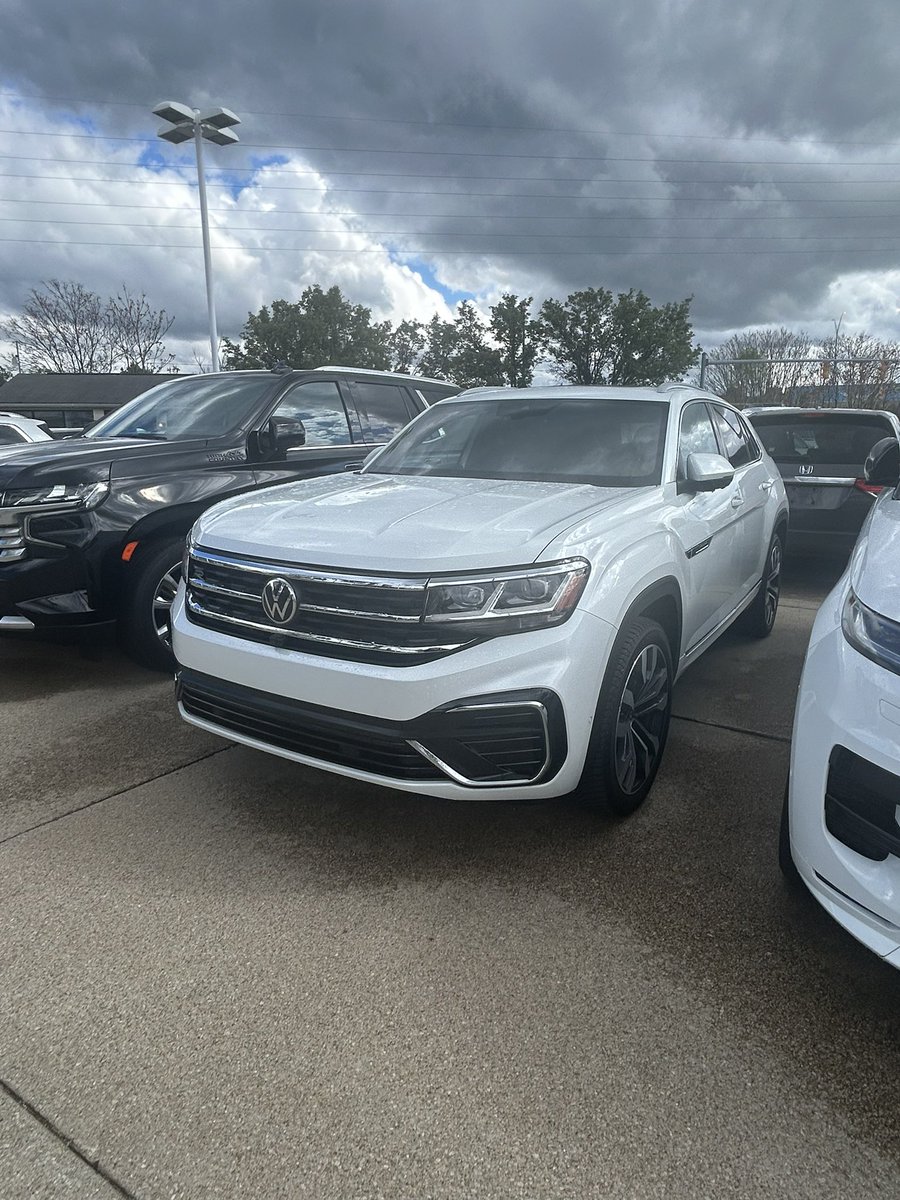 Traceylbaustin's tweet image. 2023 VW Tiguan 2.0T SE R-Line Black , AWD, one owner, leather, moonroof and more, 45,443 miles $24,888 55122TT 
Traceythecarlady 614-207-0335 cell Ganley Toyota Akron, Ohio 
#fyp #volkswagen #volkswagentiguan #suvsoftiktok