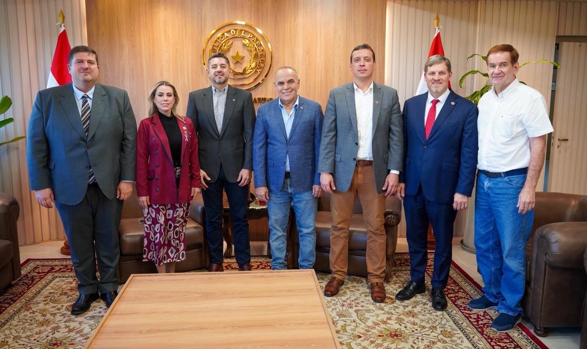 agparaguay's tweet photo. El vicepdte @AllianaPedro participó de la reunión con el presidente del Congreso, @bachinunezpy, y senadores de la bancada de Honor Colorado. 

Participaron el lider @Nataliciochase1
Ademas de los vicelideres @lizarellapy y Nano Galaverna, al igual que @patrick_kemper @PennerSenador.

"Dialogamos sobre las prioridades del país y ratificamos que el Tren de Cercanía es clave para mejorar el transporte y la calidad de vida de todos los paraguayos" informó Alliana.