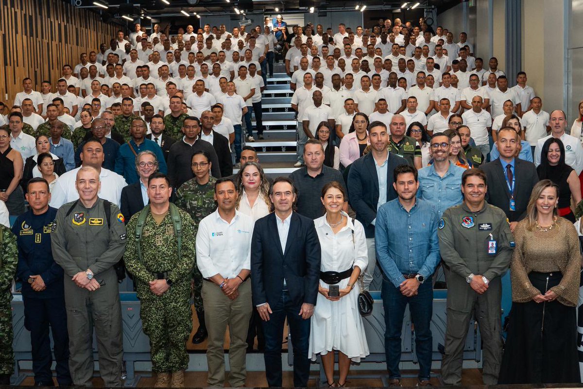 FicoGutierrez's tweet photo. Hoy acompañé a Margara, mi esposa, a recibir un reconocimiento del Ministerio de Defensa por su liderazgo en el programa Tejiendo Hogares.

Detrás de cada soldado que defiende esta ciudad hay una familia. Una esposa, unos hijos, unos padres que también cargan con el peso de ese servicio. El programa Tejiendo Hogares existe para acompañar a esas familias, para ayudar a los militares a reconectar con sus seres queridos en el momento del retiro.

Felicitaciones Margara por este trabajo que haces con el corazón.
Y gracias a nuestra fuerza pública, toda nuestra admiración y respeto.