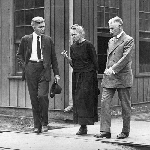 PhilosophyOfPhy's tweet image. Marie Curie was a pioneering physicist and chemist who became the first person to win Nobel Prizes in two different scientific fields for her groundbreaking research on radioactivity and the discovery of radium and polonium. ✍️