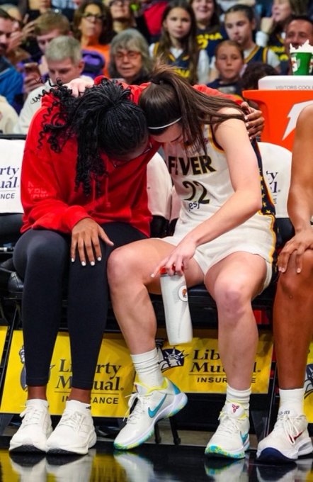 bakerlarry84's tweet photo. @chloepeterson67 THE COMPRESSION I'M HERE FOR 🤗#FeverFam https://t.co/W5739hynT7