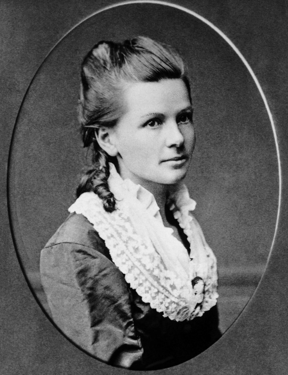 Driver_1314's tweet photo. La primera parada para repostar de la historia.⛽

Se quedó sin combustible… e inventó las gasolineras en 1888, así, sin más. 😎

Feliz 177º cumpleaños, Bertha Benz, adelantando a todo el mundo desde 1849. 🚗

#BerthaBenz #MBClassic https://t.co/XURh1gnjF4
