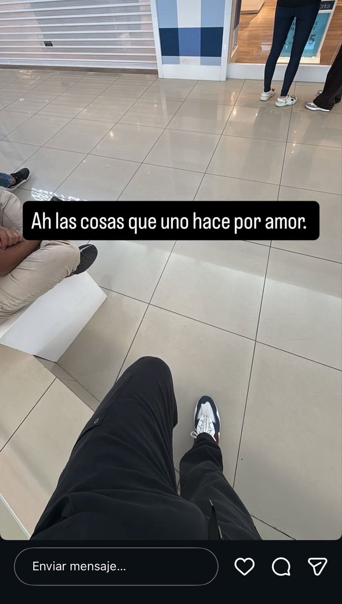 Barbara_c0402's tweet photo. Le dije a mi novio que quería el case de Rapunzel para mi gel antibacterial que salía hoy en Bath and Body y se fue a parar enfrente de la tienda desde antes que abriera JAJA LO AMOOO https://t.co/305PRkMOtZ