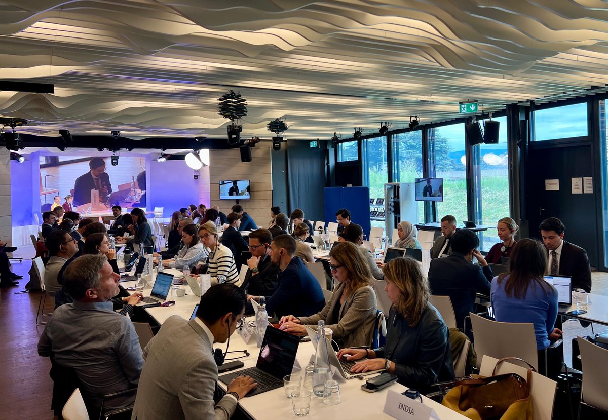 MisionMexOI's tweet image. La Emb @FranciscaE_ME facilitó la 4 consulta de la línea de trabajo sobre #TIC de la Iniciativa Mundial #DIH @ICRC Destacó que el proceso brindará recomendaciones para proteger a la población civil, así como datos e infraestructura civil de ataques digitales en conflictos armados